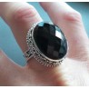 Zilveren ring met facet zwarte Onyx in bewerkte setting 18.5 mm