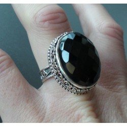 Zilveren ring met facet zwarte Onyx in bewerkte setting 18.5 mm