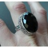 Zilveren ring met facet zwarte Onyx in bewerkte setting 18.5 mm