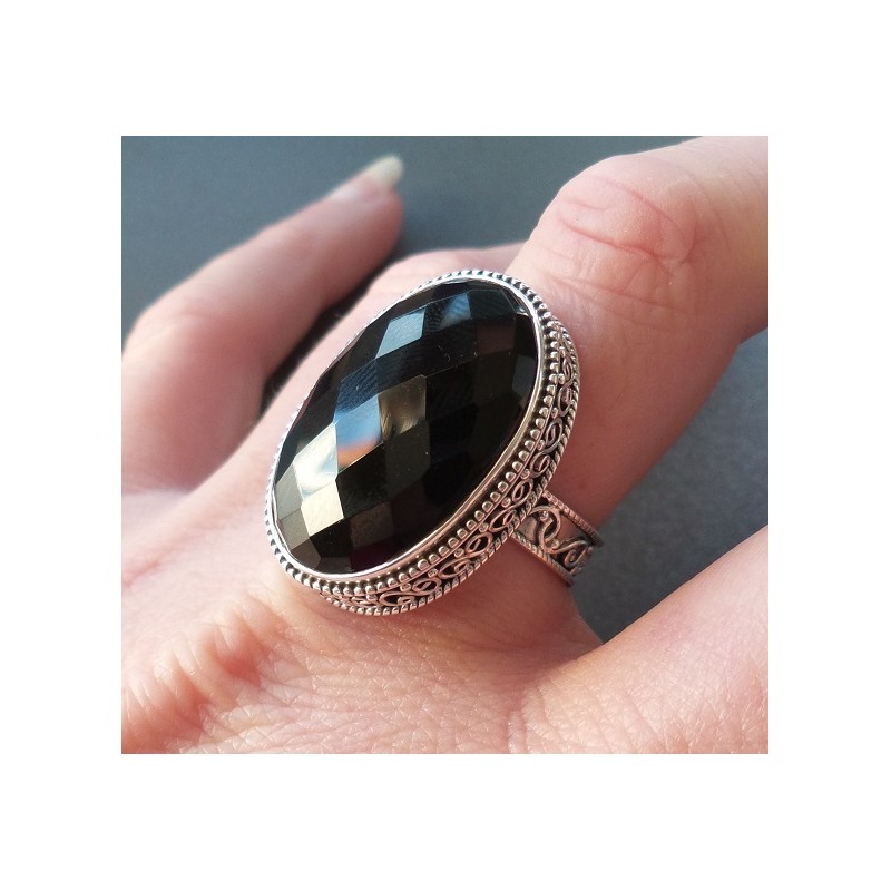 Zilveren ring met facet zwarte Onyx in bewerkte setting 18 mm