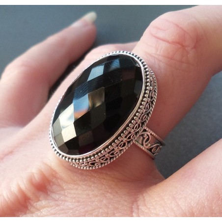 Zilveren ring met facet zwarte Onyx in bewerkte setting 18 mm
