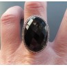 Zilveren ring met facet zwarte Onyx in bewerkte setting 18 mm
