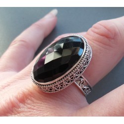 Zilveren ring met facet zwarte Onyx in bewerkte setting 18 mm