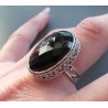 Zilveren ring met facet zwarte Onyx in bewerkte setting 18 mm