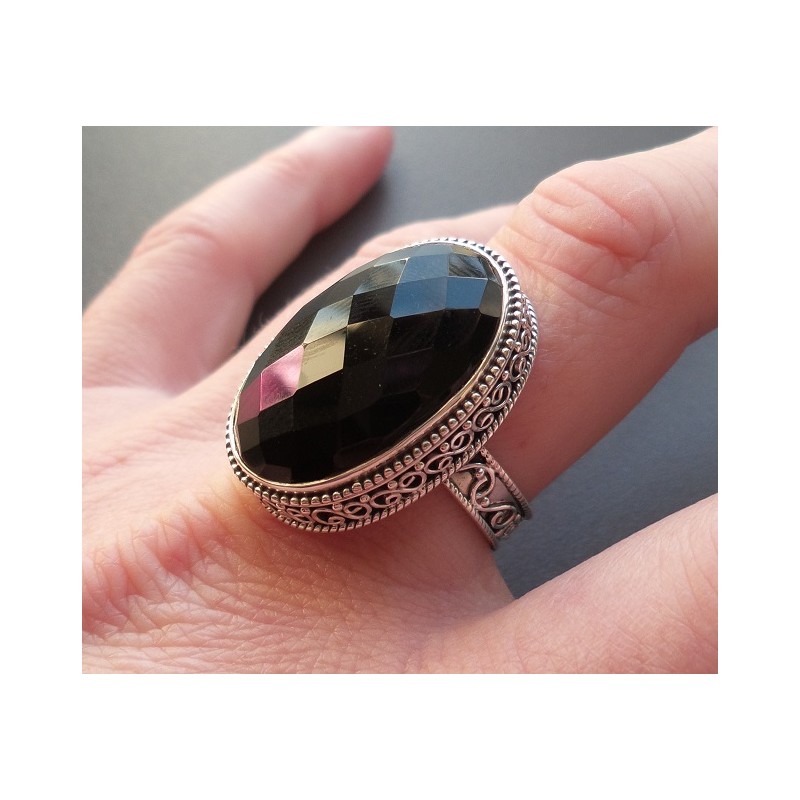 Zilveren ring met facet zwarte Onyx en bewerkte setting 18 mm