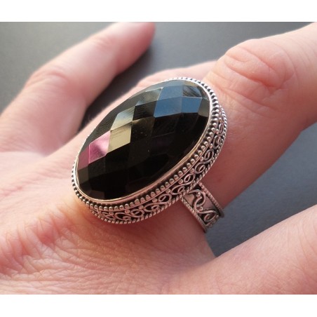 Zilveren ring met facet zwarte Onyx en bewerkte setting 18 mm