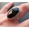 Zilveren ring met facet zwarte Onyx en bewerkte setting 18 mm