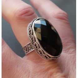 Zilveren ring met facet zwarte Onyx en bewerkte setting 18 mm