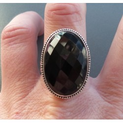 Zilveren ring met facet zwarte Onyx en bewerkte setting 18 mm