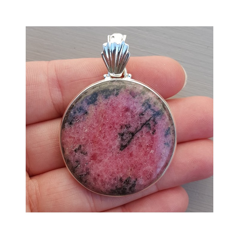 Zilveren hanger gezet met grote ronde cabochon Rhodoniet