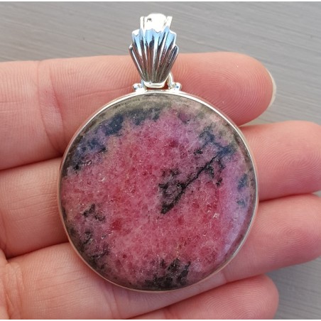 Zilveren hanger gezet met grote ronde cabochon Rhodoniet