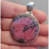 Zilveren hanger gezet met grote ronde cabochon Rhodoniet