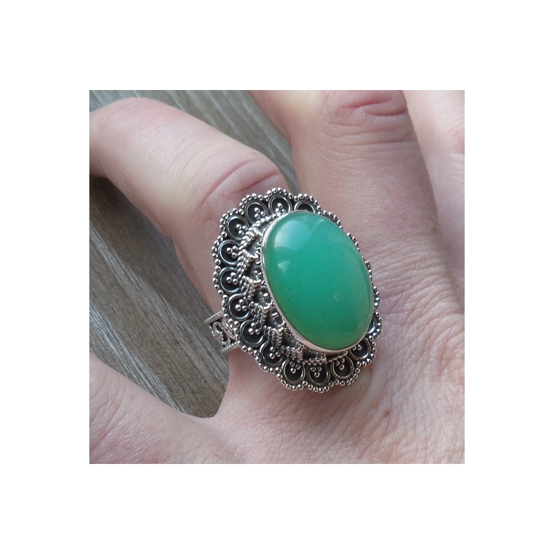 Zilveren ring met Chrysopraas met bewerkte kop en band 17.3 mm