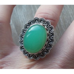 Zilveren ring met Chrysopraas met bewerkte kop en band 17.3 mm