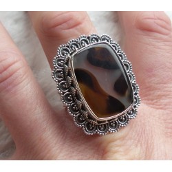 Zilveren ring met Montana Agaat in bewerkte setting 19 mm