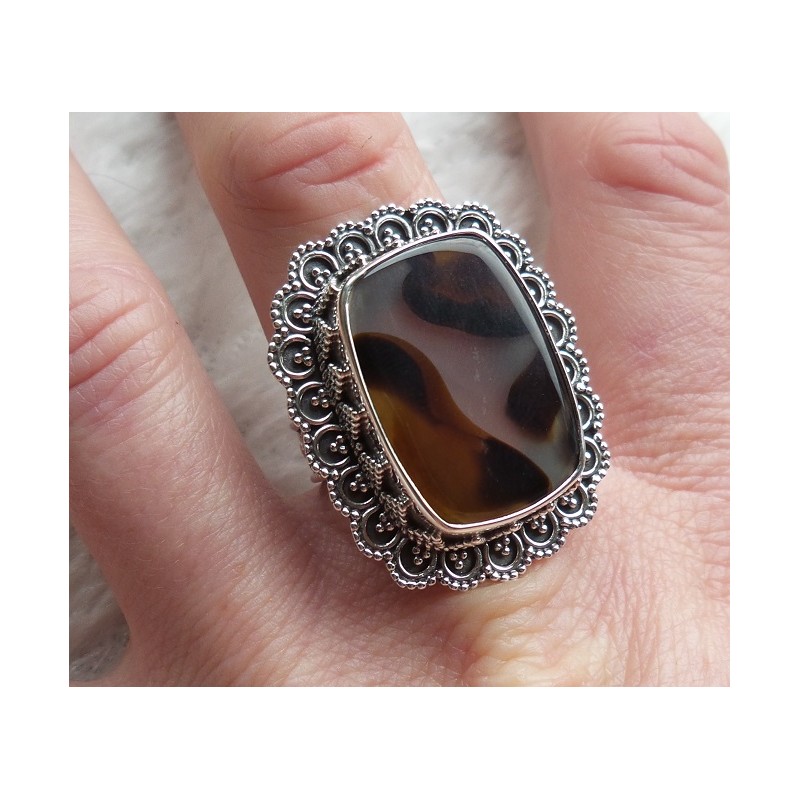 Zilveren ring met Montana Agaat in bewerkte setting 19 mm