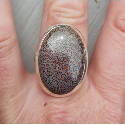 Zilveren ring gezet met brede ovale Dinosaurus been 18 mm