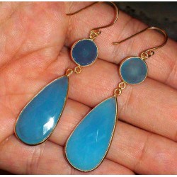 Vergulde zilveren oorbellen gezet met facet blauw Chalcedoon