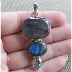 Zilveren hanger gezet met Labradoriet en blauw Topaas