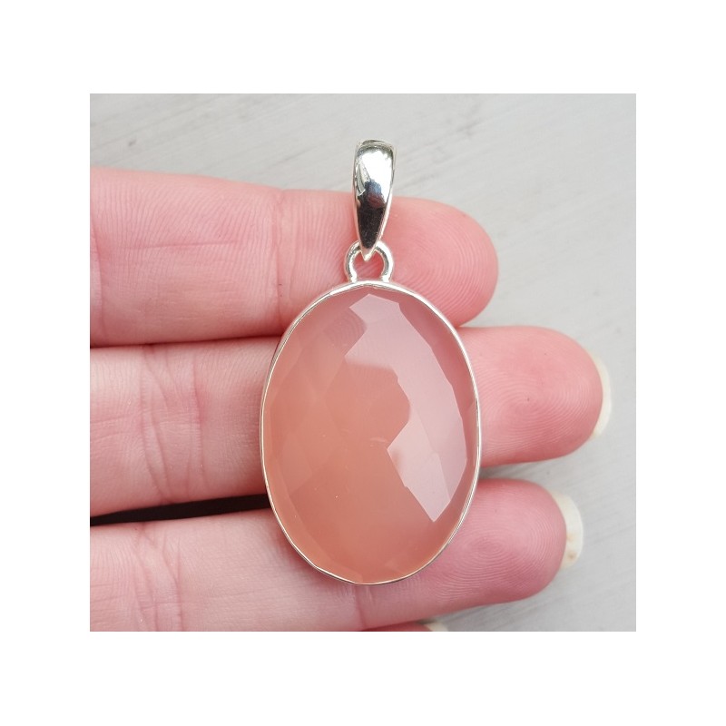 Zilveren hanger gezet met ovale facet geslepen roze Chalcedoon