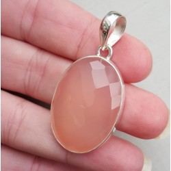 Zilveren hanger gezet met ovale facet geslepen roze Chalcedoon