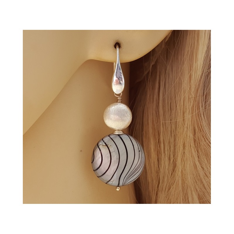 Zilveren oorbellen met ronde zilveren schelp