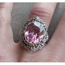 Zilveren ring gezet met Kunziet in bewerkte setting maat 17 mm