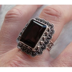 Zilveren ring met Smokey Topaas met bewerkte kop en band 18.5 mm