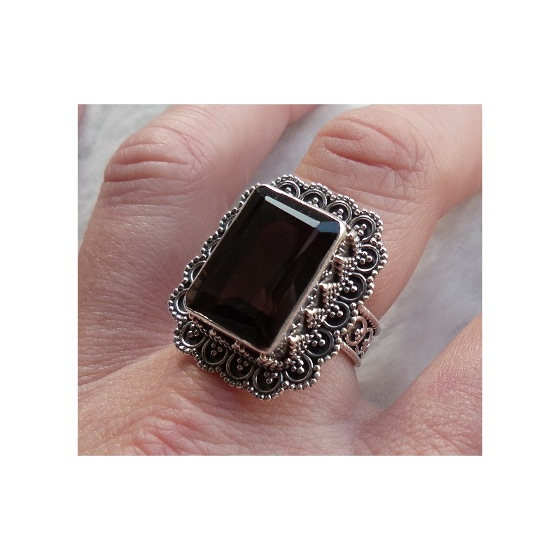 Zilveren ring met Smokey Topaas met bewerkte kop en band 18.5 mm