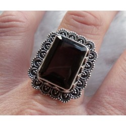 Zilveren ring met Smokey Topaas met bewerkte kop en band 18.5 mm