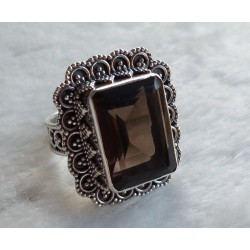 Zilveren ring met Smokey Topaas met bewerkte kop en band 18.5 mm