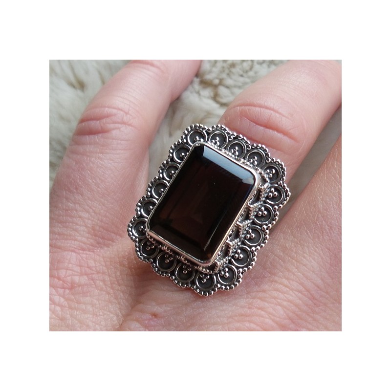 Zilveren ring met Smokey Topaas en bewerkte kop en band 17.3 mm