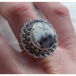 Zilveren ring ronde Dendriet Opaal bewerkte kop en band 19 mm
