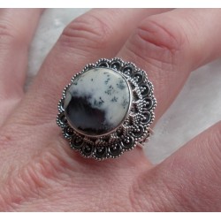 Zilveren ring ronde Dendriet Opaal bewerkte kop en band 19 mm