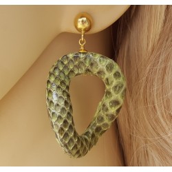 Vergulde oorbellen met wavy groene slangenleer hanger