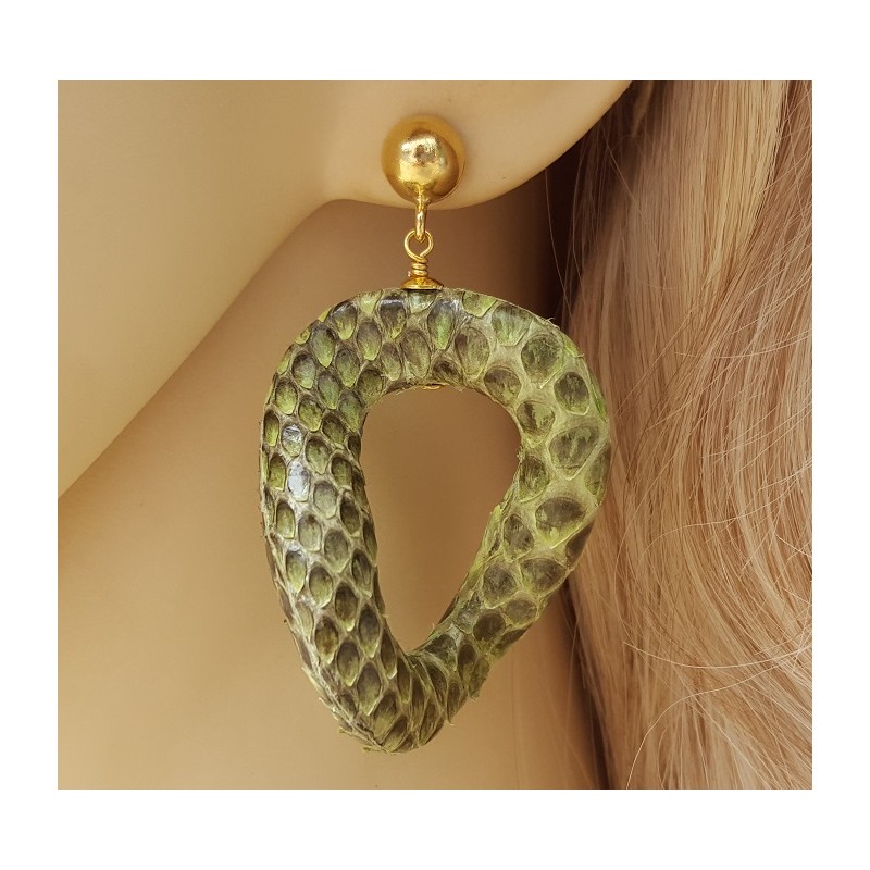 Vergulde oorbellen met wavy groene slangenleer hanger