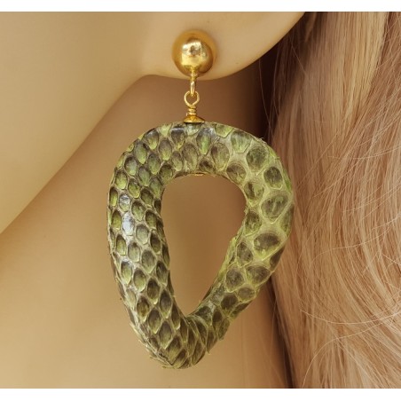Vergulde oorbellen met wavy groene slangenleer hanger
