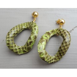 Vergulde oorbellen met wavy groene slangenleer hanger