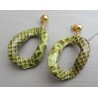 Vergulde oorbellen met wavy groene slangenleer hanger