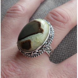 Zilveren ring met ovale Septaria gezet in bewerkte setting 19 mm
