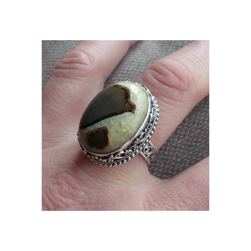 Zilveren ring met ovale Septaria gezet in bewerkte setting 19 mm