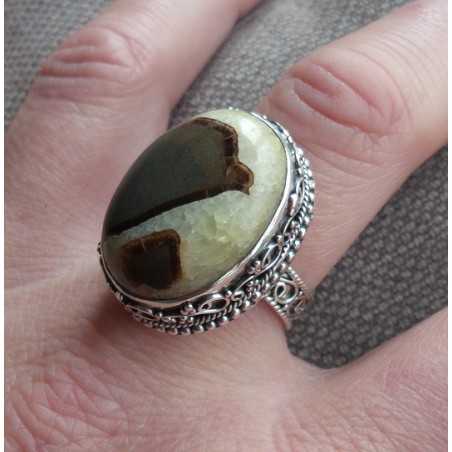 Zilveren ring met ovale Septaria gezet in bewerkte setting 19 mm