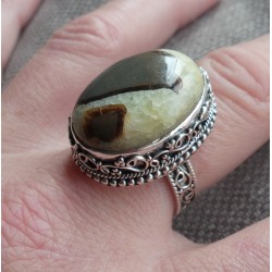 Zilveren ring met ovale Septaria gezet in bewerkte setting 19 mm