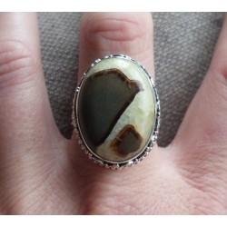 Zilveren ring met ovale Septaria gezet in bewerkte setting 19 mm