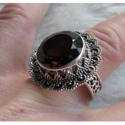 Zilveren ring ronde Smokey Topaas bewerkte kop en band 18.5 mm