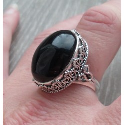 Zilveren ring cabochon Onyx in bewerkte setting 19 mm
