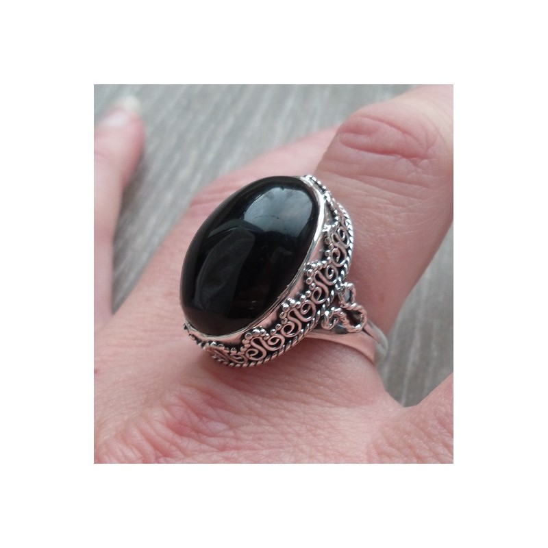 Zilveren ring cabochon Onyx in bewerkte setting 19 mm