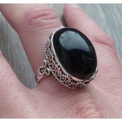Zilveren ring cabochon Onyx in bewerkte setting 19 mm