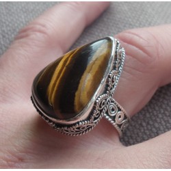 Zilveren ring druppelvorm Tijgeroog in bewerkte setting 17.7 mm