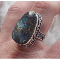 Zilveren ring met Boulder Opaal gezet in bewerkte setting 18 mm
